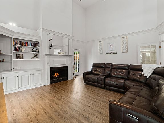 3rd image of 8 Saint Charles Ave