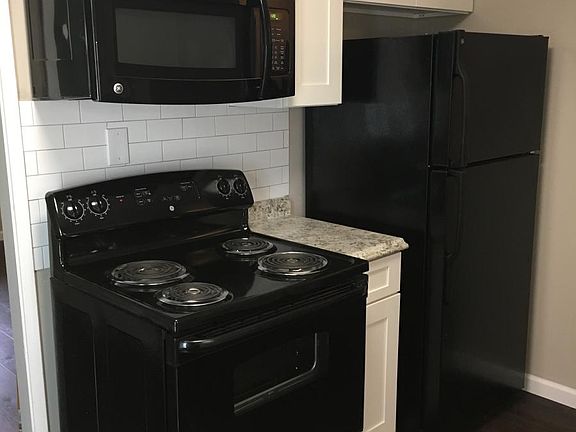 3rd image of 946 Oglewood Ave