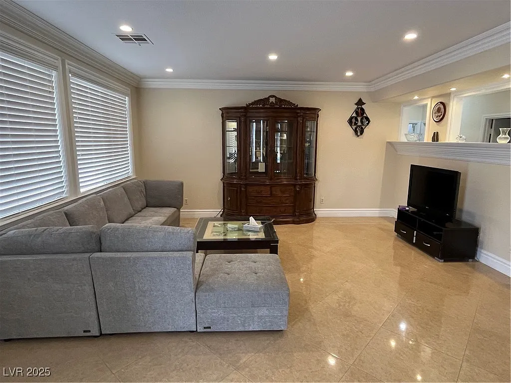 6 bed, 3.0 bath, 3694 sqft, $5,700 — Photo 3