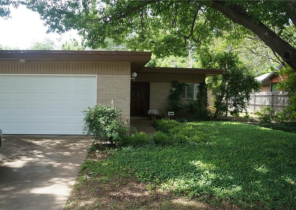 1st image of 202 Hyde Park Dr