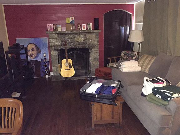 Cozy living room & fireplace