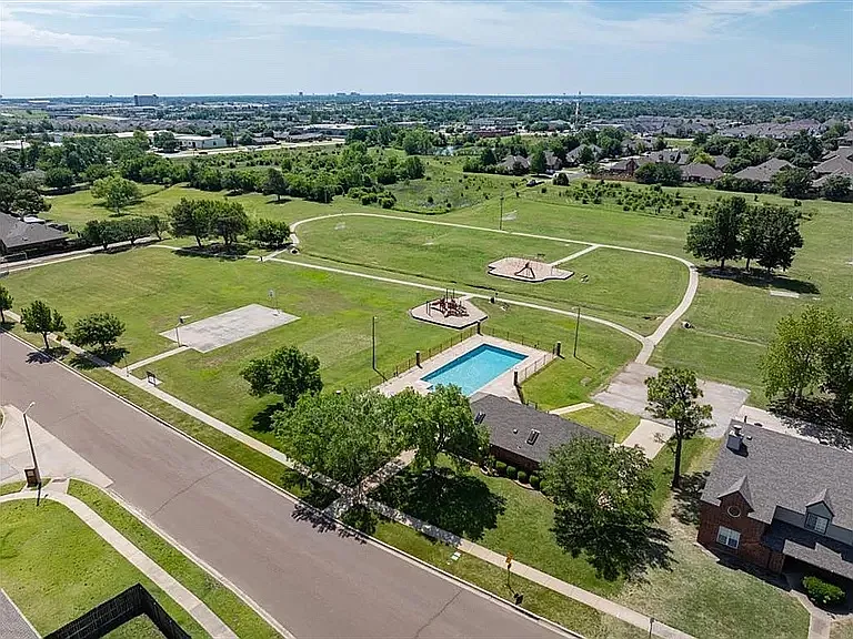 3 bed, 2030 sqft, $2,050 — Photo 3
