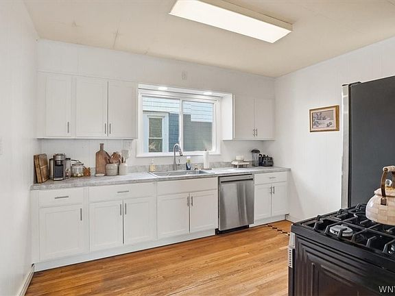 2nd image of 40 Fairchild Pl