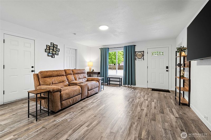 3rd image of 507 Violet Meadow Street S