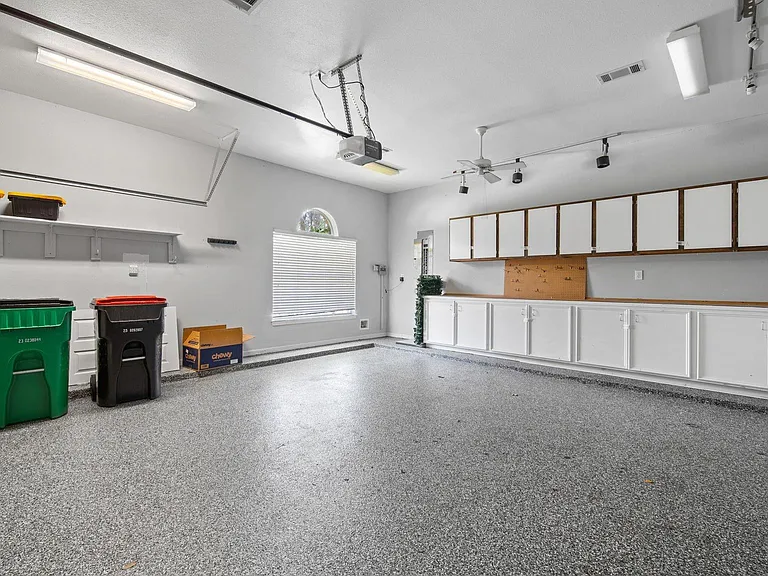 118 Hillsborough Dr W — Photo 28