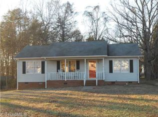 8203 Mapleway Ln, Greensboro, NC 27455