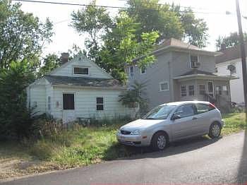 2nd image of 922 Raymond St