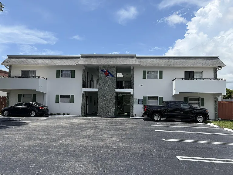 320 SW 1st St #D-4 — Photo 2