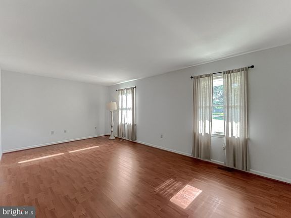 5th image of 8156 Linda Ln