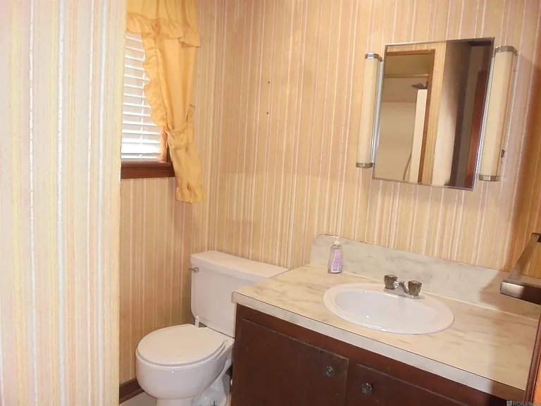 2411 Valley St — Photo 10