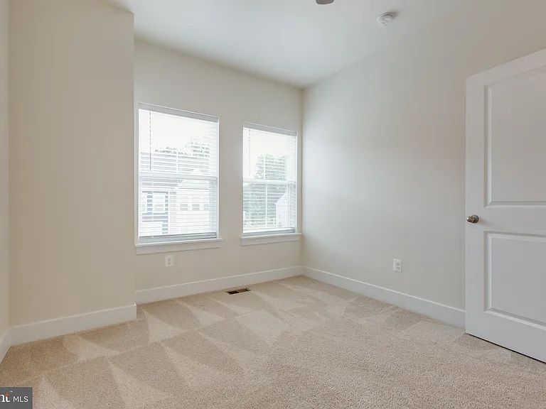 2546 Buckthorn Dr — Photo 32