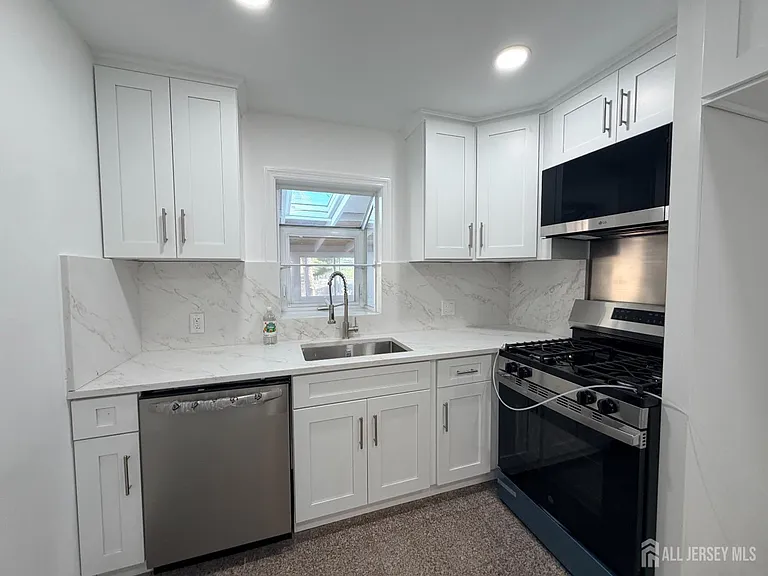 2460 Woodbridge Ave — Photo 10