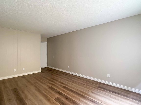 4th image of 2865-06 A St