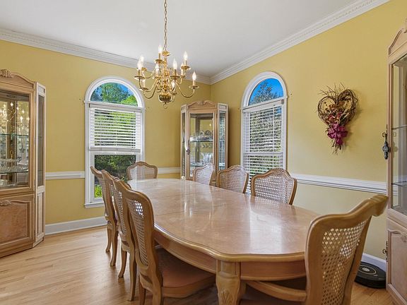 3rd image of 352 Round Ridge Rd