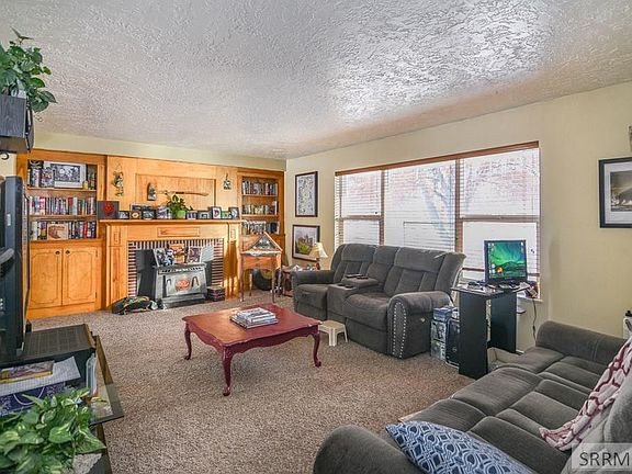 5th image of 165 Carol Ave