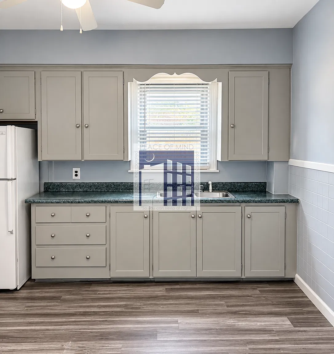 Lovely First Floor Unit with Hardwood Floors HHW Included only 1450 — Photo 3