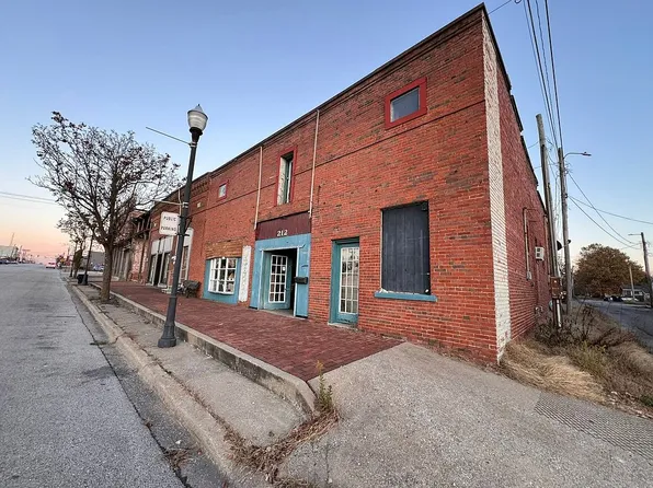 212 Ferry St, Metropolis, IL 62960
