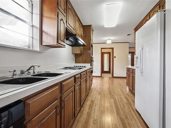 5th image of 1909 Edenborn Ave