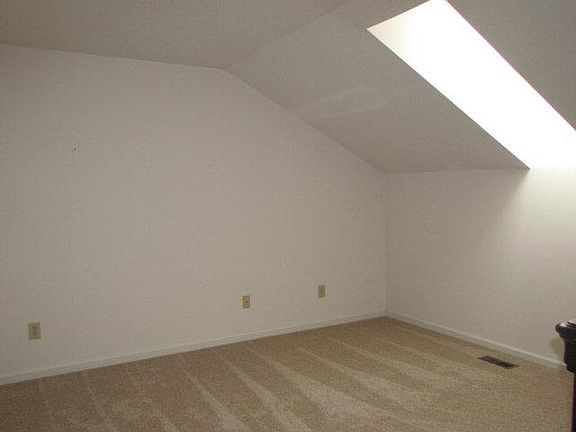 3rd image of 8A Pinehurst Manor