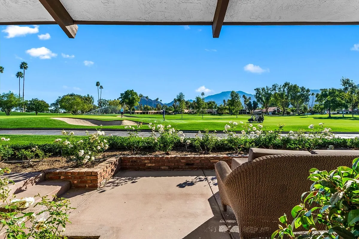 5 bed, 4.5 bath, 4500 sqft, $25,000 — Photo 2