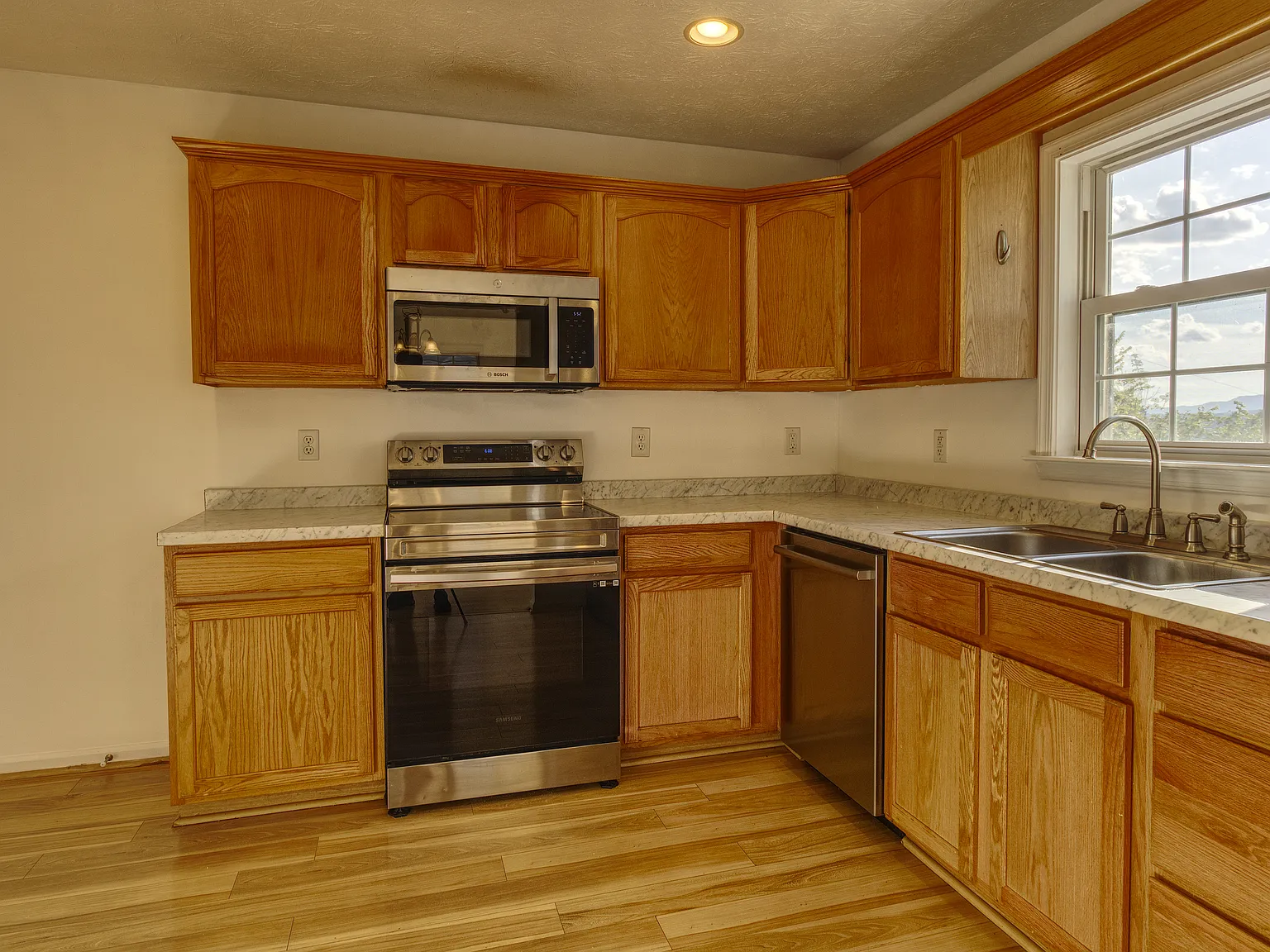 395 Stonewall St — Photo 4
