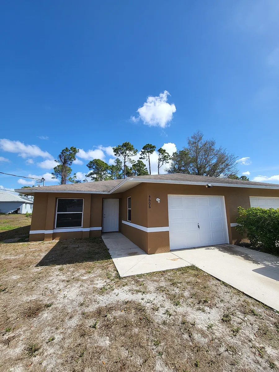 Photo 1 of 14 - 4606 28th St SW - Lehigh Acres, FL Primary Photo - 4606 28th St SW