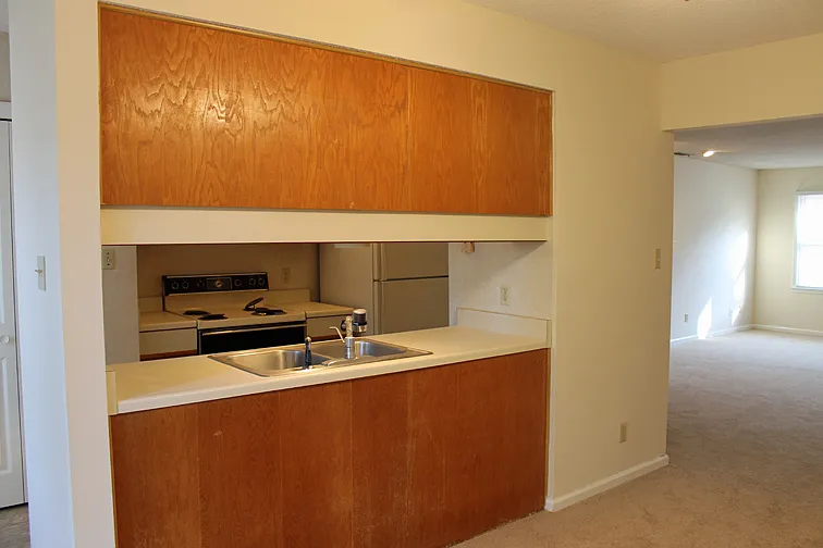 Hampton Square Condo — Photo 4