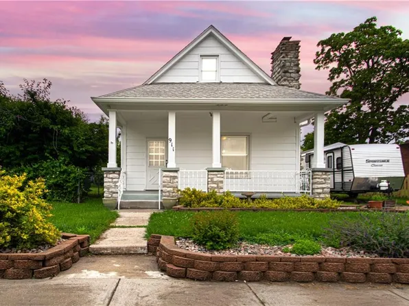 911 N High St, Sugar Creek, MO 64054