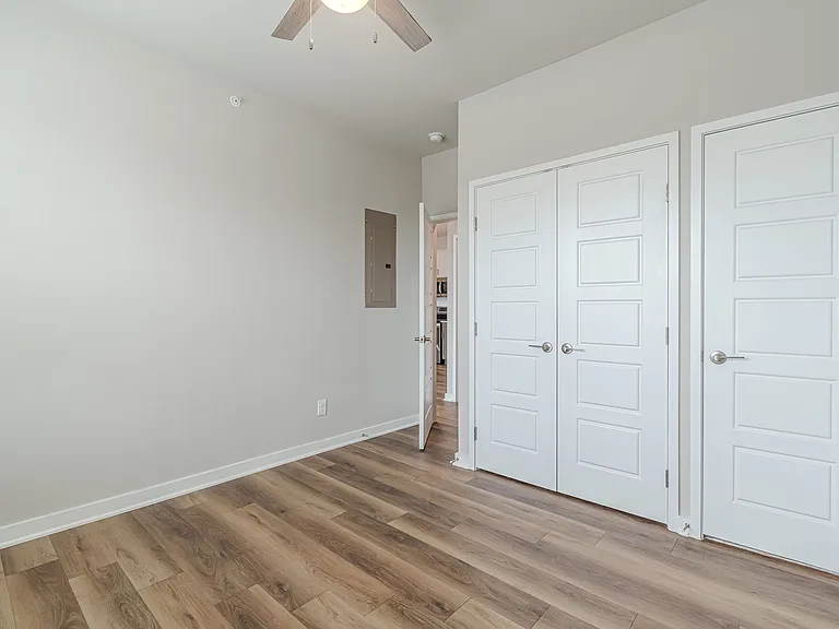711 S Frio St — Photo 32