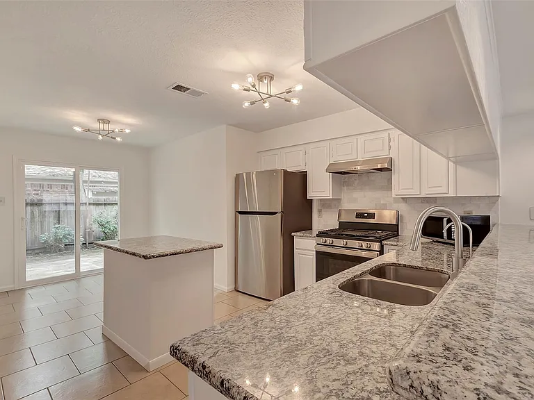 6 Green Slope Pl — Photo 17