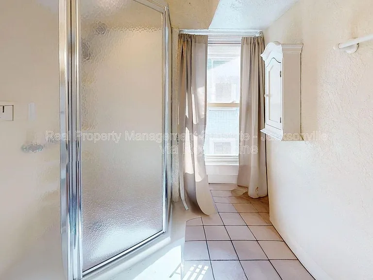 229 W 10th St — Photo 11