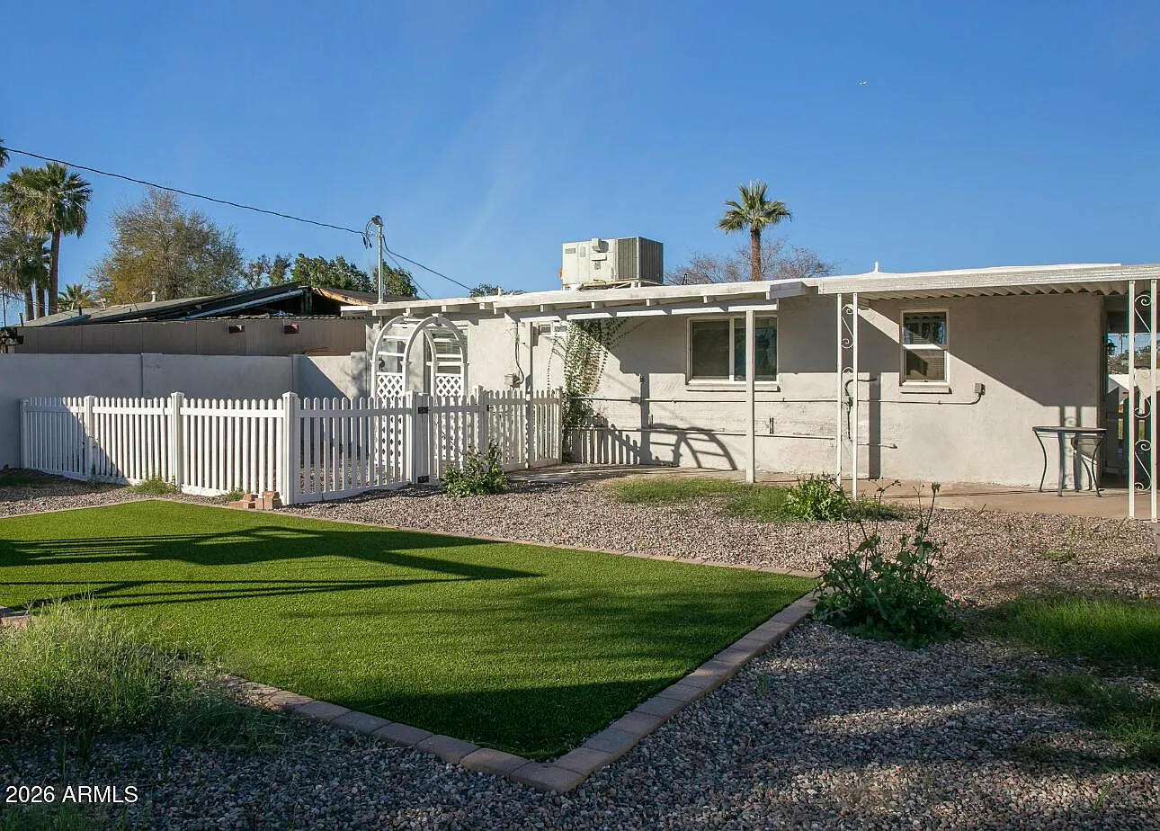 3 bed, 1.0 bath, 950 sqft, $1,999 — Photo 2