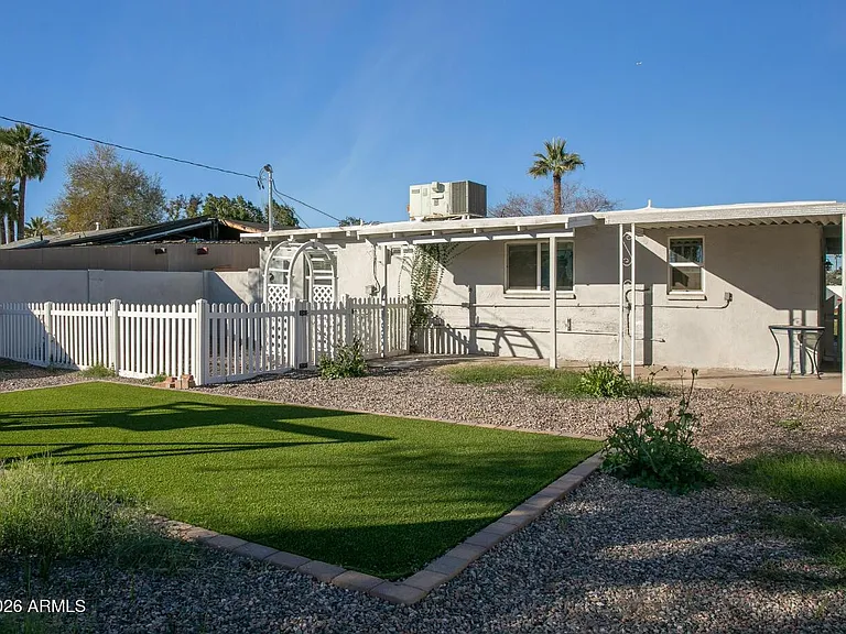 2205 W Cambridge Ave — Photo 2