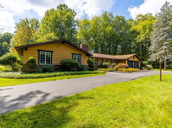 9 Fencewood Ln, Hamlin, NY 14464