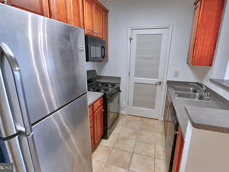 21216 McFadden Sq #108 — Photo 14