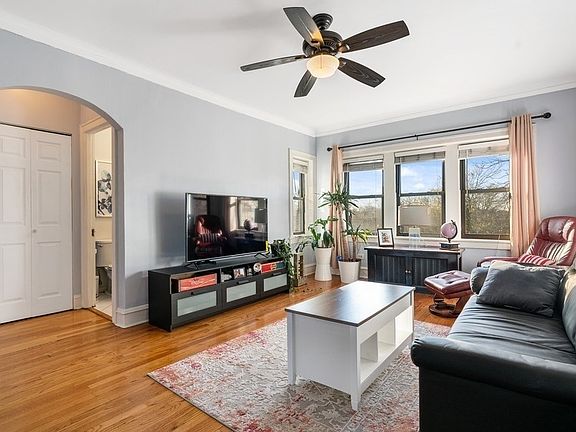 2nd image of 906 S Elmwood Ave APT 2
