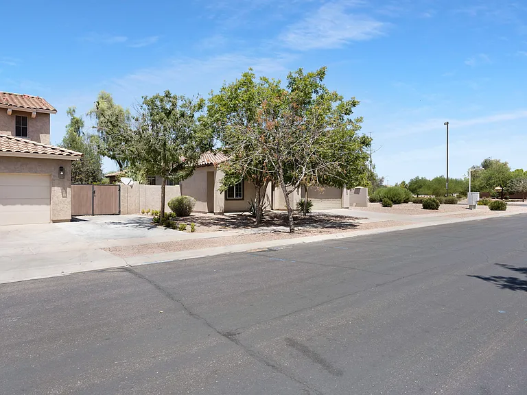 1294 E Apricot Ln — Photo 2