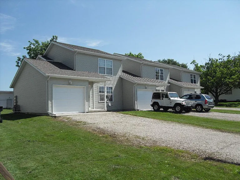 101 E Dodge St — Photo 2