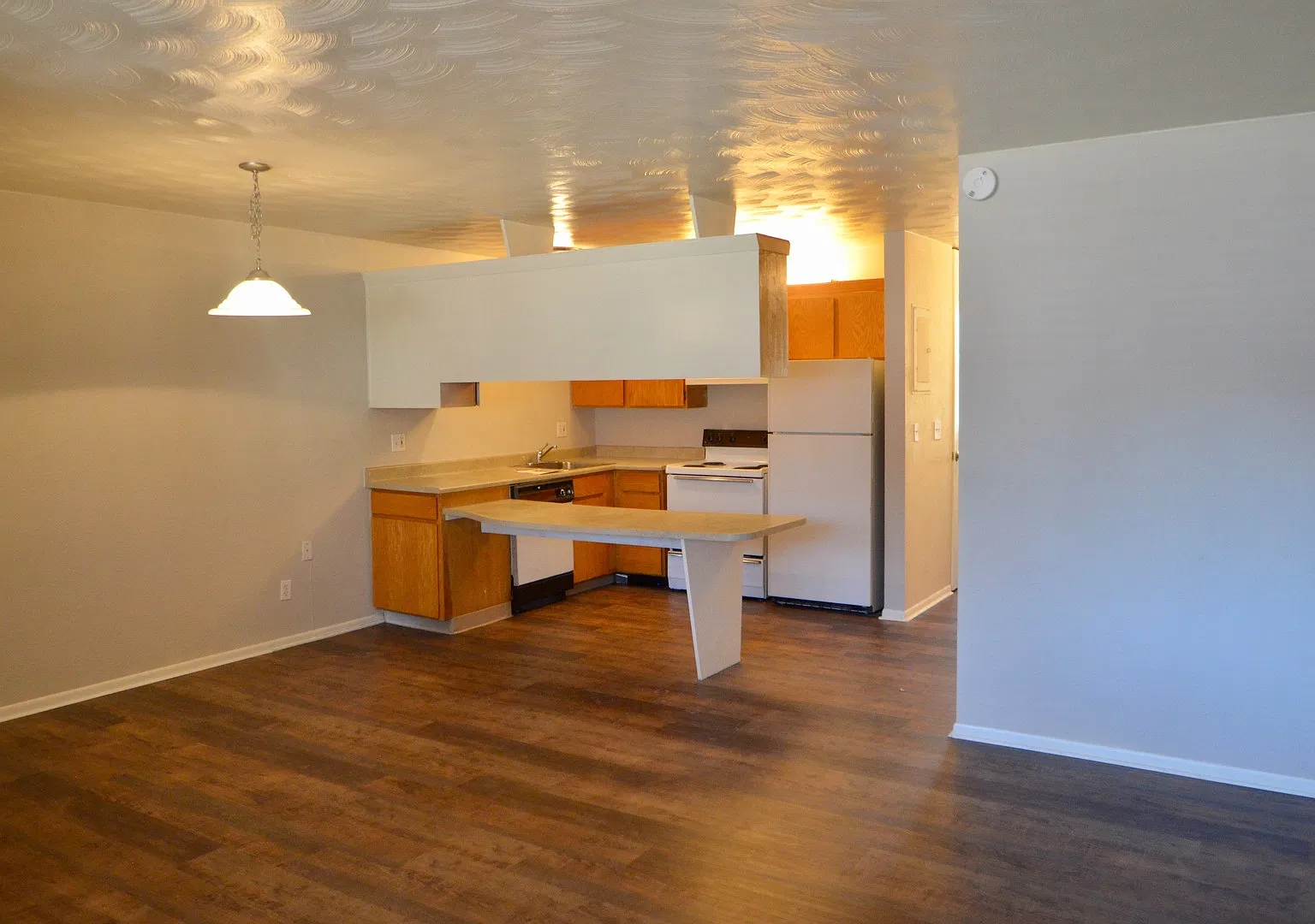 593 W Crestline Ave — Photo 2