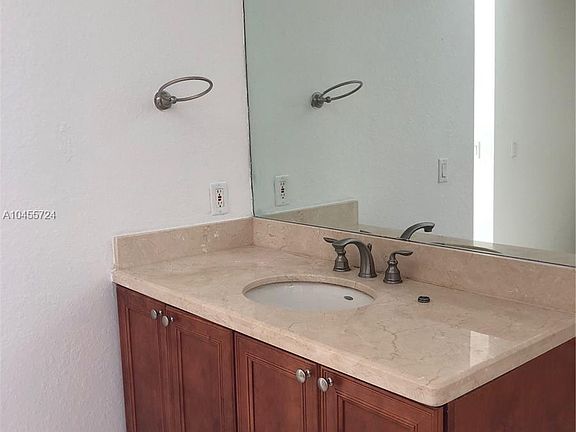 4th image of 107 Mendoza Ave #403