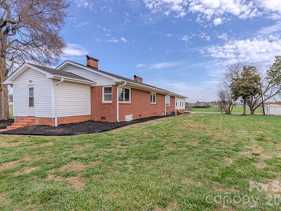 5th image of 1217 Daniels Rd