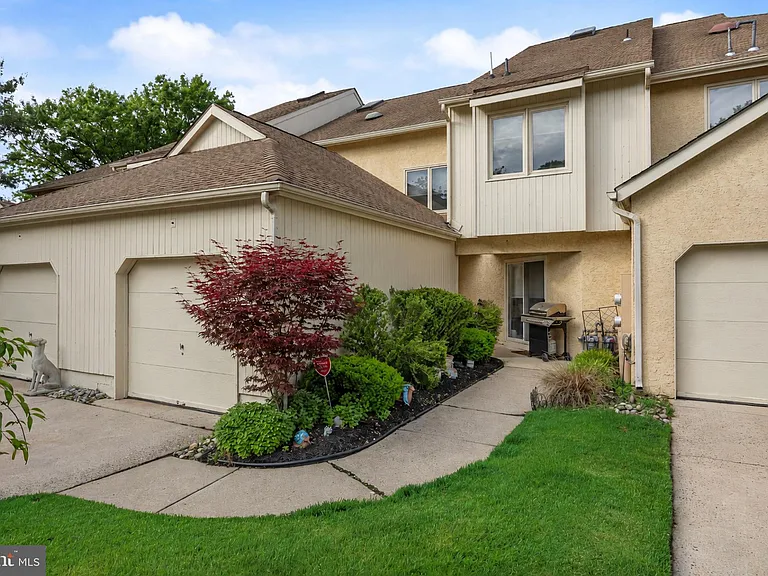 1410 Chanticleer — Photo 1