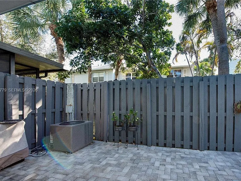 81 SW 3rd St #81 — Photo 34