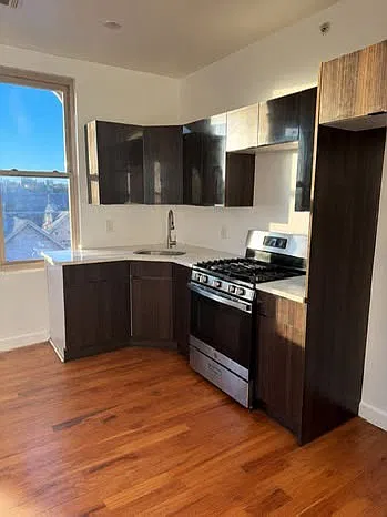 3 bed, 1000 sqft, $2,250 — Photo 3
