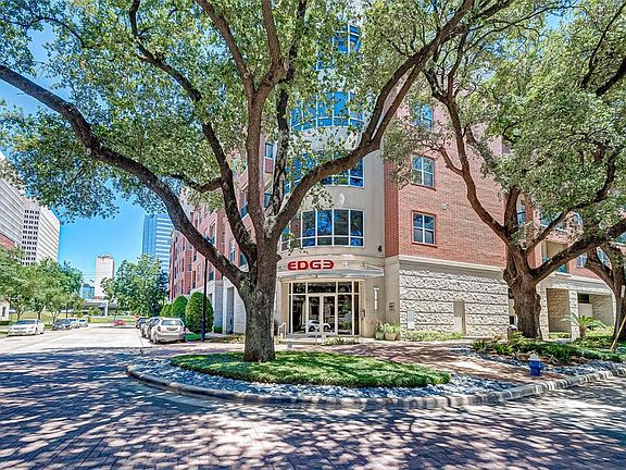 JUST OUTSIDE OF DOWNTOWN THIS BUILDING HAS A LOT TO OFFER. WORK OUT ROOM, MOVIE ROOM, LARGE MEETING ROOM WITH KITCHEN JUST OUTSIDE THE POOL.