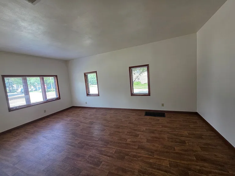 616 N State St — Photo 7