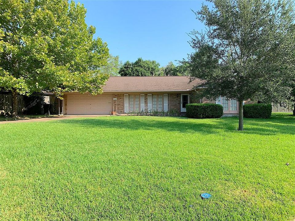 Huge corner lot in popular Willowbend area. Convenient to Medical Center and Galleria area.