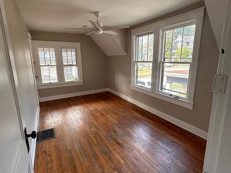 605 Gill Ave — Photo 2