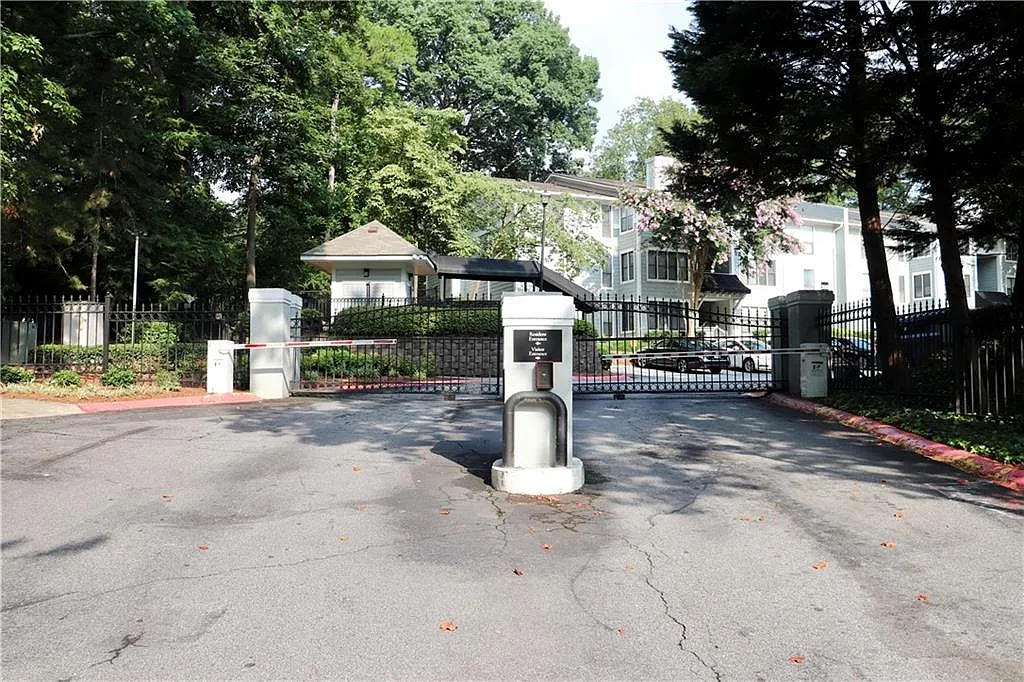2 bed, 2.0 bath, 1280 sqft, $1,800 — Photo 4