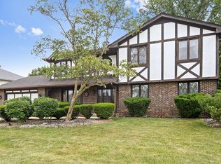 6723 Kingswood Rd, Willowbrook, IL 60527